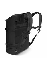 Zaino nero con un design strutturato, dotato di spallacci imbottiti, pannelli laterali in rete e cinghie regolabili con fibbia per un trasporto sicuro.
