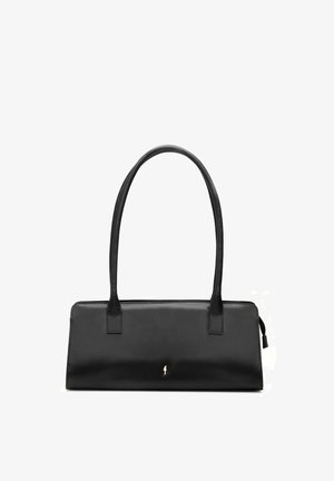 Czarna prostokątna skórzana torebka z dwoma długimi uchwytami i małym złotym logo na przedzie, na białym tle.