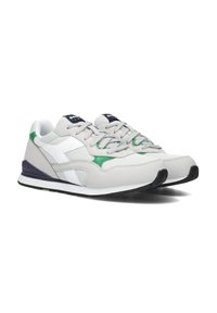 Scarpe sportive con una parte superiore grigia chiaro, accenti bianchi, dettagli verdi e una suola in gomma nera. Materiali in tessuto e sintetico utilizzati.