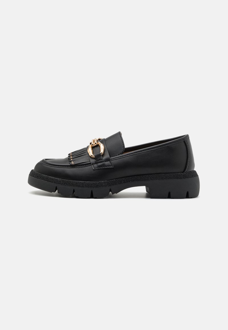 Mocassins de couro preto com sola de borracha texturizada. Apresentam elemento em metal dourado e um detalhe em franja na parte da frente para um design adicional.
