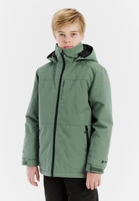 Grüne wasserdichte Jacke mit hohem Kragen, Frontreißverschluss und schwarzen Akzenten. Verfügt über Seitentaschen und verstellbare Bündchen. Glatte Textur, legere Passform.