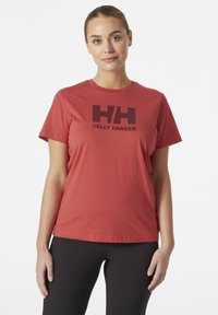 Camiseta de algodón roja con cuello redondo y mangas cortas, que presenta un logo impreso en negro con las letras "HH" y "HELLY HANSEN" en el frente.