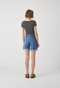 MAMALICIOUS MLNEWBARKA BELTED - Džinsiniai šortai - light blue denim