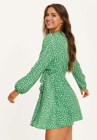 Liquorish ANIMAL PRINT MINI WRAP WITH LONG SLEEVES  - Day dress - green