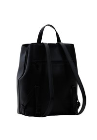 Musta nahkareppu, jossa on teksturoitu pinta, yläkahva, säädettävät olkahihnat ja vetoketjullinen etutasku.