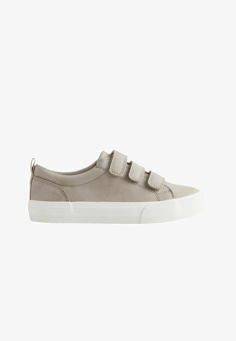 Baskets décontractées gris clair avec trois sangles en Velcro et semelle en caoutchouc blanche, vues de profil sur fond blanc.