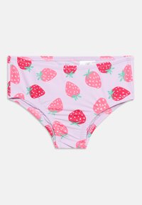 Bañador corto para niño pequeño en color lavanda con un estampado de fresas en rosa y rojo, bordes cosidos, etiquetado para 2 años.
