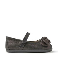 Bailarinas plateadas con brillo, con una textura suave, que presentan un lazo en la puntera y una sola correa ajustable para un ajuste seguro.
