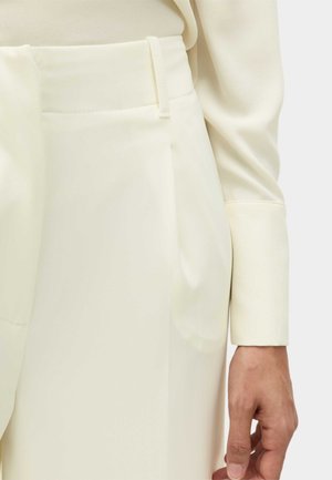 Marks & Spencer, SINGLE PLEAT WIDE LEG TROUSERS - Pantalones - ivory