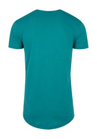 Tricou din bumbac teal, cu guler rotund, mâneci scurte și o margine curbată în partea din spate. Textură netedă, fără modele vizibile.