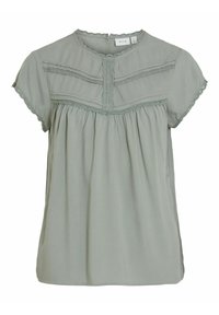 Jasnozielona bluzka z krótkim rękawem, z marszczonym materiałem i koronkowym wykończeniem przy dekolcie i yoku, o luźnym kroju i miękkiej fakturze.