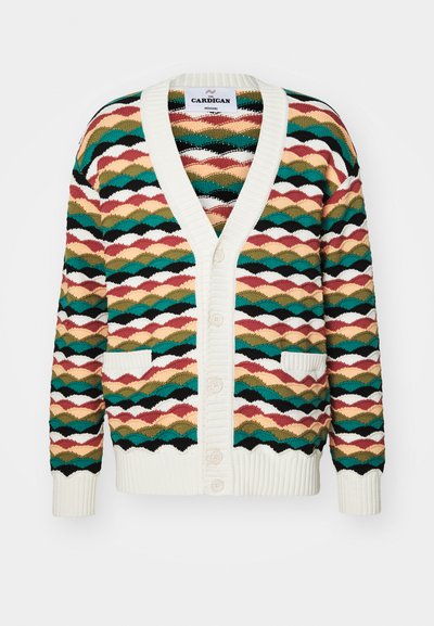 Barevný kardigan s vlnkovým vzorem v odstínech zelené, červené a krémové. Má v-dekolt, dvě přední kapsy a pružné okraje.