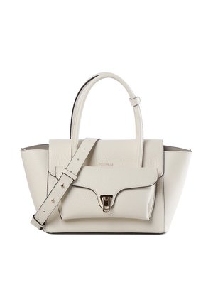 Handtas van crèmekleurig leer met een textuur, voorzien van handvatten aan de bovenkant, een voorvak met klep, een verstelbare schouderriem en een sluiting met goudkleurige gesp.