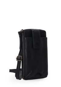 Schwarze Lederhandytasche mit Klappenverschluss, verstellbarem Tragegurt und Fronttaschen. Glatte Textur mit einem Reißverschluss-Fach am Boden.