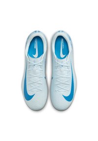 Heled sinised spordijalatsid tekstuurse ülemise osaga, valged paelad ja silmapaistev sinine Nike Swoosh. Sinised sisetallad, millel on silt "MERCURIAL."