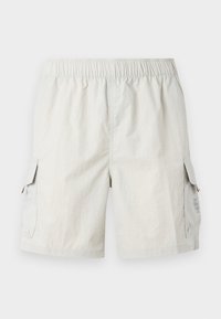 Shorts cargo de color gris claro con cinturilla elástica, que presentan dos bolsillos laterales y un sutil logo en el bolsillo izquierdo.