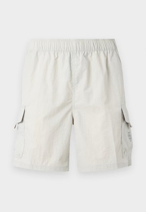Lys grå cargo shorts med elastisk talje, der har to sidelommer og et diskret logo på venstre lomme.
