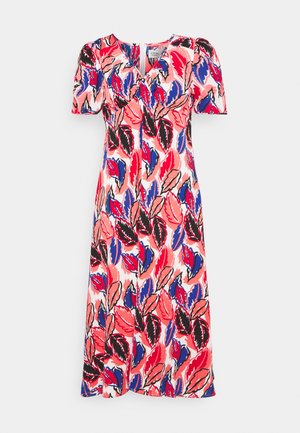Midi-jurk met geplooide korte mouwen, V-hals en gedurfd rood, blauw, zwart en roze bladmotief op een lichte achtergrond.