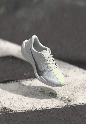 Nike Performance PEGASUS PLUS - Løpesko for vei - platinum tint/black/pure platinum/barely volt/platinum tint