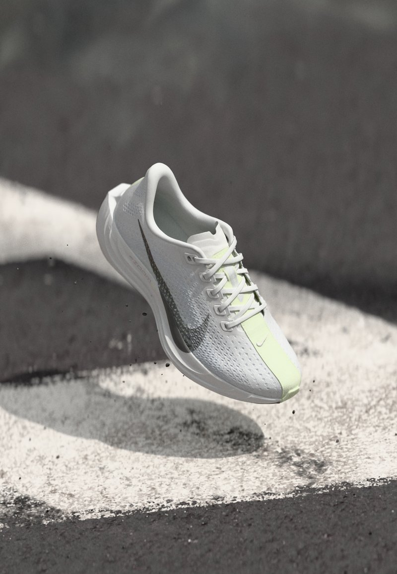 Nike Performance PEGASUS PLUS - Tenisice za cestovno trčanje - platinum tint/black/pure platinum/barely volt/platinum tint