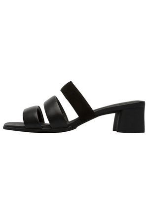 Sandalias de slide negras que cuentan con tres cintas anchas de cuero suave y un tacón cuadrado, con una suela plana y acentos similares al ante.