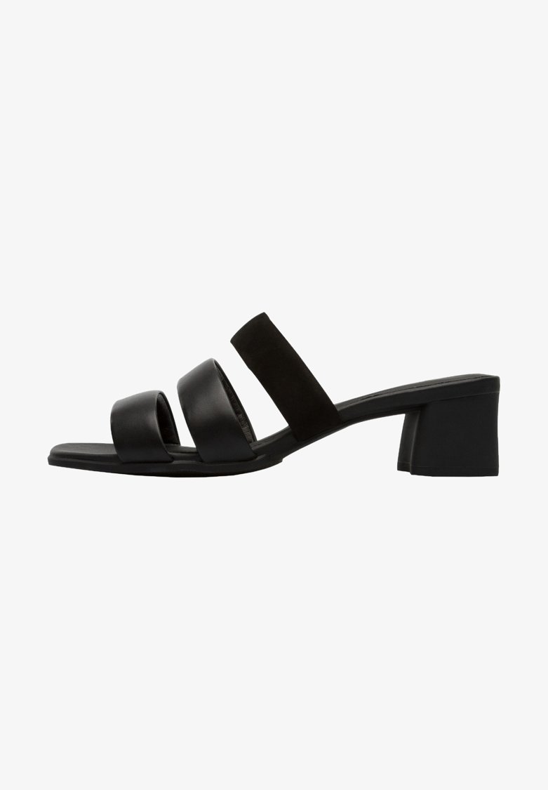 Sandales à glissière noires avec trois larges lanières en cuir lisse et un talon bloc, dotées d'une semelle plate et d'accents en suède.