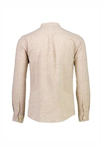 Camicia lungo maniche beige chiaro, realizzata in tessuto testurizzato, con un piccolo colletto, polsini con bottone e una piega centrale sul retro.