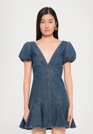 Denim jurk met pofmouwen, V-hals, centrale knoopdetail en uitlopende zoom. Donkerblauwe kleur met een vervaagde textuur.