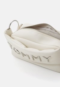 Tommy Jeans BOLD CAMERA BAG - Bandolera - offwhite