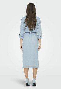 ONLY ONLCHARIS MIDI - Džinsa auduma kleita - light blue denim