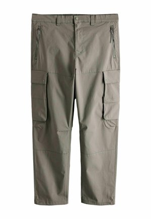 Herren-Cargohosen in Olivgrün mit Gürtelschlaufen, vorderem Reißverschluss, Druckknopf, seitlichen Reißverschlusstaschen und mit Druckknopflaschen versehene Cargotaschen an den Beinen.