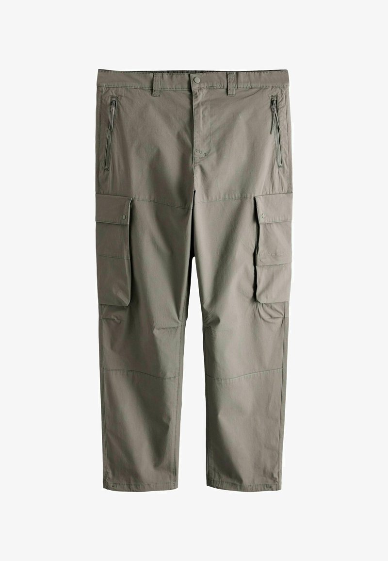 Pantalon cargo pour homme en vert olive avec passants de ceinture, fermeture éclair à l'avant, bouton pression, poches latérales zippées et poches cargo à rabat à pression sur les jambes.