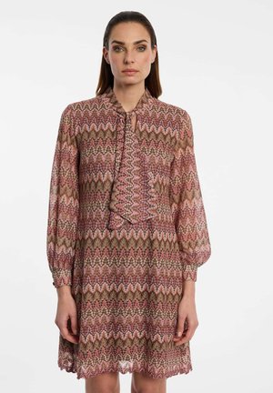Ana Alcazar, ANA ALCAZAR STRICKKLEID EOPATHIS - Robe pull - mehrfarbig