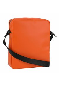 Oranžová obdélníková crossbody taška vyrobená z hladkého materiálu, se černým nastavitelným popruhem a zipovým uzávěrem. Texturovaný povrch.