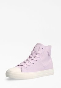 Sneaker alte in morbido tela lavanda con punta e suola in gomma bianca. Presentano lacci e un accento triangolare sul lato.