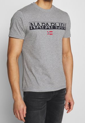 Szara bawełniana koszulka z czarnym logo tekstowym "NAPAPIJRI" oraz małym detalem w postaci norweskiej flagi z przodu. Krótkie rękawy i okrągły dekolt.