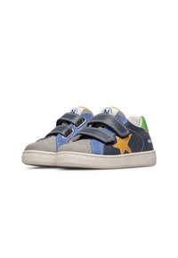Marineblaue und graue Sneaker mit einem gelben Stern, blauen Wildleder und grünen Akzenten. Sie verfügen über zwei schwarze Klettverschlüsse und eine strukturierte cremefarbene Gummisohle.