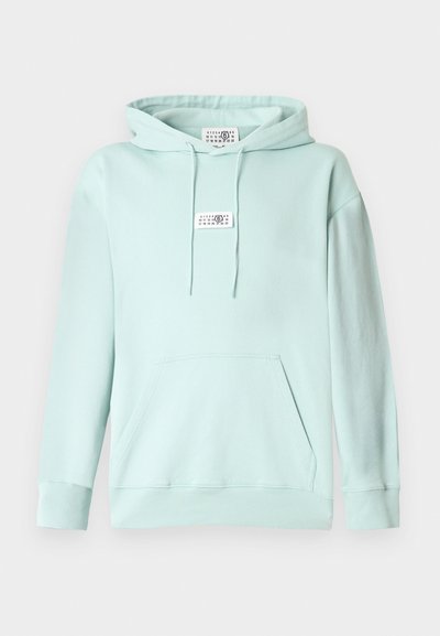 Világoszöld pamut kapucnis pulóver kenguru zsebbel, húzózsinóros kapucnival, bordázott mandzsettákkal és négyzet alakú címkével a mellkason. Simaságú anyag.