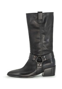 Stivale in pelle nera fino al ginocchio con punta appuntita, tacco medio e una cinghia decorativa con borchie metalliche e una fibbia circolare.