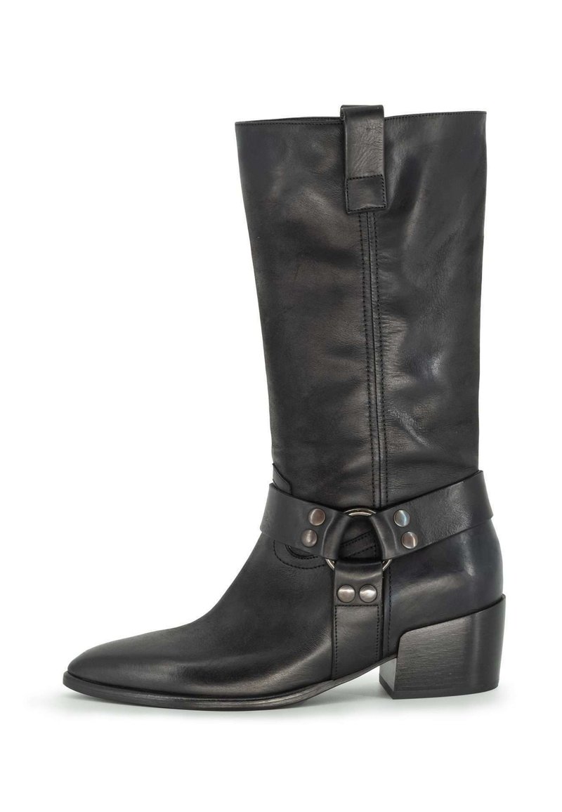Stivale in pelle nera fino al ginocchio con punta appuntita, tacco medio e una cinghia decorativa con borchie metalliche e una fibbia circolare.