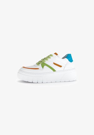 Witte sneaker met groene, oranje en blauwe accenten. Beschikt over een dikke, chunky zool en een bovenwerk van meerdere materialen, inclusief leren en synthetische elementen.