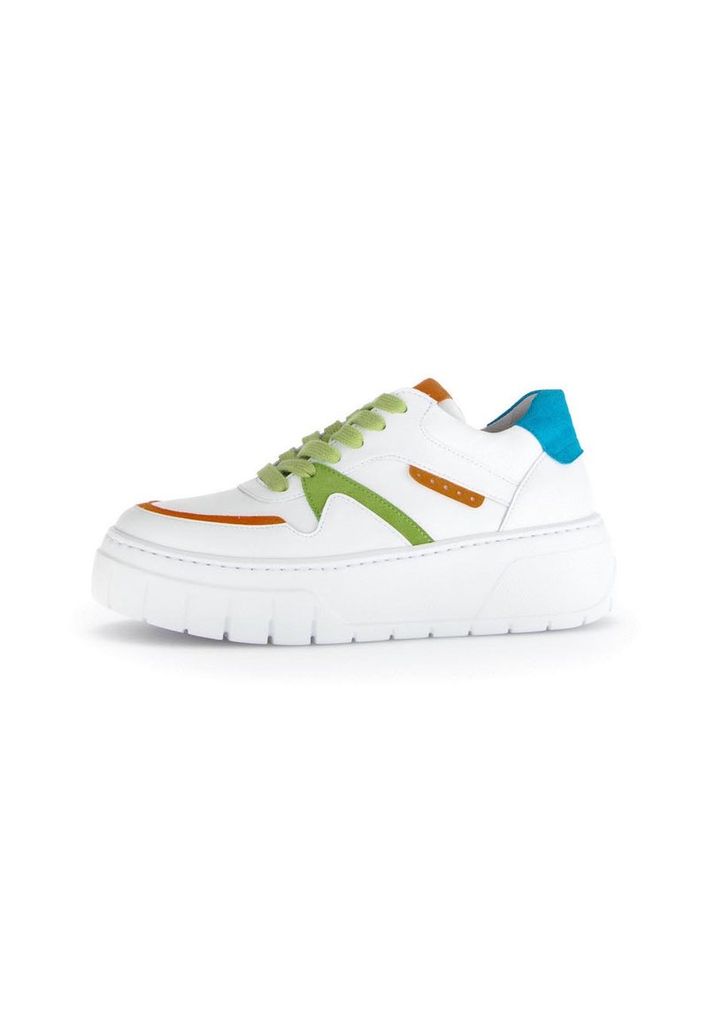 Witte sneaker met groene, oranje en blauwe accenten. Beschikt over een dikke, chunky zool en een bovenwerk van meerdere materialen, inclusief leren en synthetische elementen.