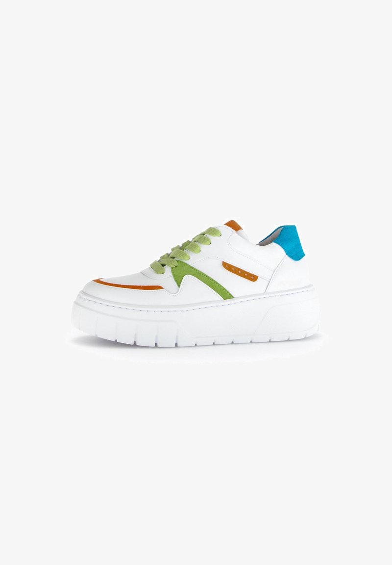 Witte sneaker met groene, oranje en blauwe accenten. Beschikt over een dikke, chunky zool en een bovenwerk van meerdere materialen, inclusief leren en synthetische elementen.