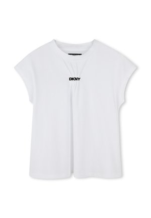 Witte T-shirt met korte mouwen en een ronde halslijn, met plooien aan de voorkant en een zwart DKNY-logo geborduurd op de borst.
