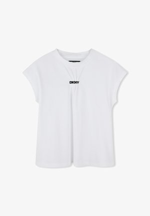 T-shirt blanc à manches courtes avec un col rond, présentant des plis à l'avant et un logo DKNY noir brodé sur la poitrine.