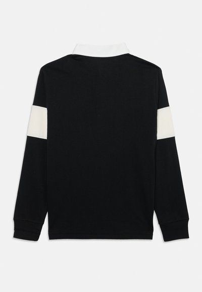 Polo de manga longa preto com colarinho branco e riscas brancas horizontais nas mangas. Material de algodão macio, ajuste relaxado.