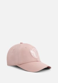 Roze baseballpet van zacht materiaal met een reliëflogo op de voorkant, voorzien van een gebogen klep en gestikte details.