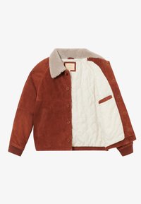 Chaqueta de ante marrón con un suave cuello de borreguillo beige. Completamente forrada en una tela de crema acolchada, presenta un bolsillo en el pecho y botones frontales.