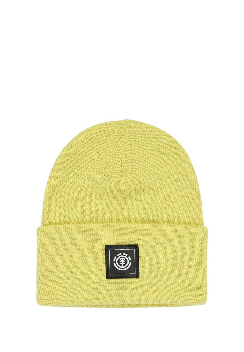 Gorro de punto amarillo con un puño grueso y un parche cuadrado negro que presenta un diseño circular. Hecho de un material suave y texturizado.