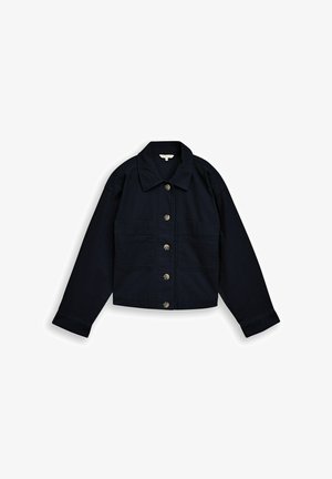 Schwarze Langarm-Hemdjacke mit zwei vorderen Taschen und Kragen, flach auf einem weißen Hintergrund ausgelegt.